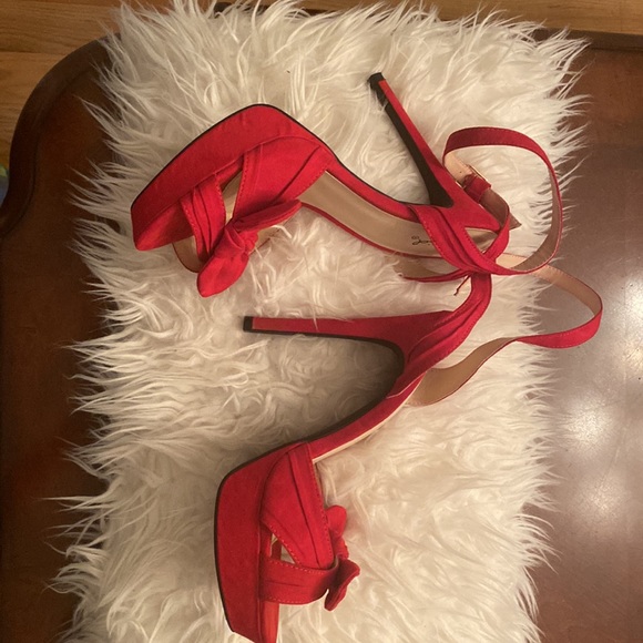 Stylish & sexy red heels! - Picture 2 of 5